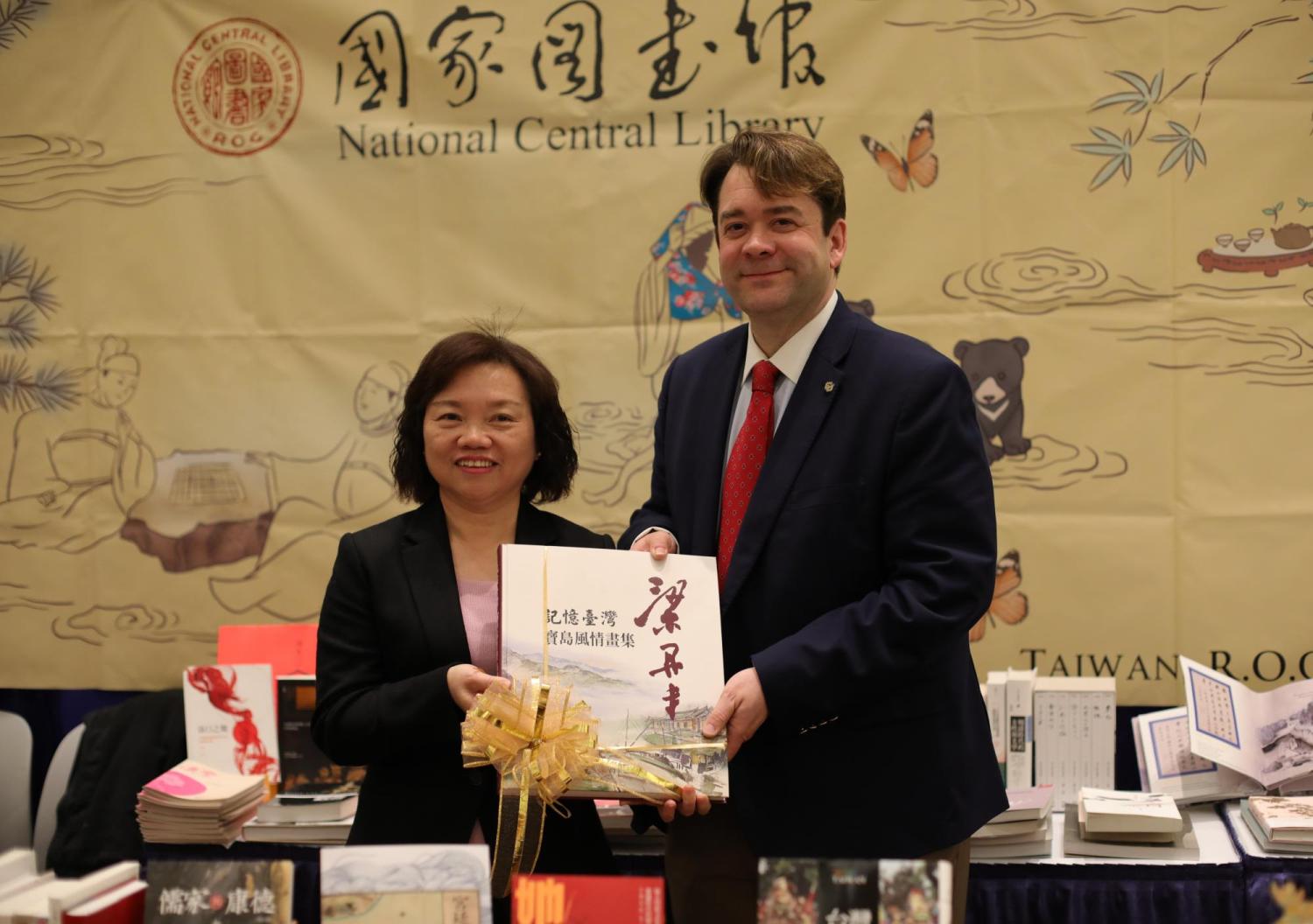 Wu Ying-mei (吳英美), Deputy Director General of Taiwan's National Central Library with Dean of CU Boulder Libraries Robert McDonald.